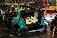 Foto tangkapan layar taksi hijau tertabrak Commuter Line saat ambil penumpang diperlintasan 