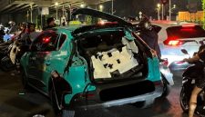 Foto tangkapan layar taksi hijau tertabrak Commuter Line saat ambil penumpang diperlintasan 
