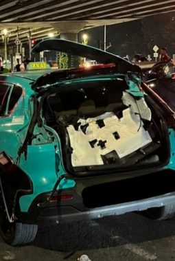Nekat ambil Penumpang Dekat Perlintasan Kereta, Taksi Hijau Tertabrak Commuter Line