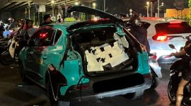 Foto tangkapan layar taksi hijau tertabrak Commuter Line saat ambil penumpang diperlintasan 