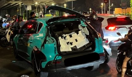 Foto taksi hijau tertabrak Commuter Line
