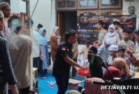 Media Lensapolri.com menggelar kegiatan santunan anak yatim dan dhuafa di Warung Pojok, RT 002/RW 002, Kelurahan Tegal Alur, Jakarta Barat, Selasa (25/8/2026). Kegiatan tersebut merupakan bagian dari rangkaian peringatan Anniversary Lensapolri ke-7 tahun