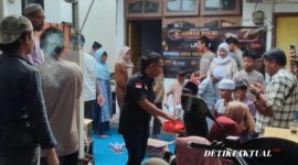Media Lensapolri.com menggelar kegiatan santunan anak yatim dan dhuafa di Warung Pojok, RT 002/RW 002, Kelurahan Tegal Alur, Jakarta Barat, Selasa (25/8/2026). Kegiatan tersebut merupakan bagian dari rangkaian peringatan Anniversary Lensapolri ke-7 tahun