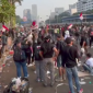 Massa Aliansi Masyarakat Pati Bersatu (AMPB) mulai berdatangan ke Jakarta menggunakan bus. Sebagian peserta aksi bahkan telah berkumpul di sekitar Gedung DPR RI sejak Rabu (26/8/2026).