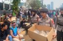 Momen sejumlah Polisi Wanita (Polwan) bagikan makanan dan minuman ke peserta aksi di DPR RI yang tengah duduk dan beristirahat. 