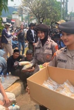 Polwan Sapa dan Bagikan Makanan ke peserta aksi di DPR