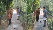 Camat Kalanganyar Apip bersama unsur Kecamatan Kalanganyar meninjau langsung kondisi jembatan gantung Desa Cilangkap, Kabupaten Lebak, Jumat (28/8/2026).