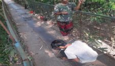 Jembatan gantung yang menjadi penghubung antara Desa Cilangkap, Kecamatan Kalanganyar, dengan Desa Tambak Bayah, Kecamatan Cibadak, Kabupaten Lebak, Banten, yang sebelumnya mengalami kerusakan, mendapat perbaikan sementara.