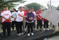 Wabup Tangerang Intan Nurul Hikmah melepas ribuan peserta Jalan Sehat di Desa Curug Wetan, Kecamatan Curug, Kabupaten Tangerang dalam rangka memperingati HUT ke-81 Kemerdekaan RI, pada Minggu (30/8/2026). (Dok.Istw)