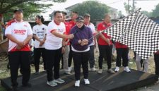 Wabup Tangerang Intan Nurul Hikmah melepas ribuan peserta Jalan Sehat di Desa Curug Wetan, Kecamatan Curug, Kabupaten Tangerang dalam rangka memperingati HUT ke-81 Kemerdekaan RI, pada Minggu (30/8/2026). (Dok.Istw)