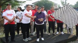 Wabup Tangerang Intan Nurul Hikmah melepas ribuan peserta Jalan Sehat di Desa Curug Wetan, Kecamatan Curug, Kabupaten Tangerang dalam rangka memperingati HUT ke-81 Kemerdekaan RI, pada Minggu (30/8/2026). (Dok.Istw)