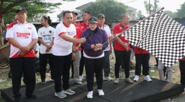 Wabup Tangerang Intan Nurul Hikmah melepas ribuan peserta Jalan Sehat di Desa Curug Wetan, Kecamatan Curug, Kabupaten Tangerang dalam rangka memperingati HUT ke-81 Kemerdekaan RI, pada Minggu (30/8/2026). (Dok.Istw)