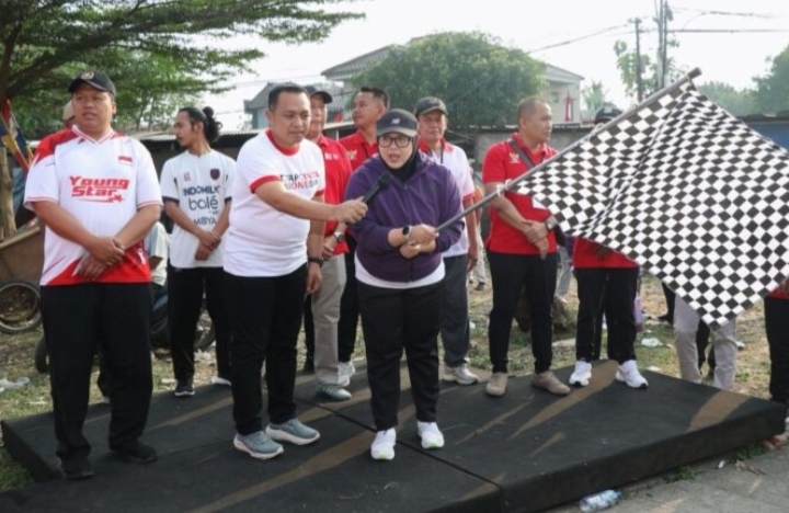 Wabup Tangerang Intan Nurul Hikmah melepas ribuan peserta Jalan Sehat di Desa Curug Wetan, Kecamatan Curug, Kabupaten Tangerang dalam rangka memperingati HUT ke-81 Kemerdekaan RI, pada Minggu (30/8/2026). (Dok.Istw)