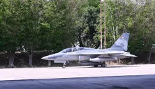 Pesawat tempur T-50i Golden Eagle yang tiba di Skadron Udara 15 usai dikerahkan dalam Latihan Pitch Black 2026 di Darwin, Australia. (Dok. Instagram @grup_3_tempur_koopsau)
