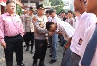 Kapolres Metro Jakarta Barat Kombes Pol Nasriadi, turun langsung dalam kegiatan Police Goes To School yang menjadi bagian dari Road Show Jakarta Damai di SMP-SMK Bhara Trikora, Jelambar, Jakarta Barat

