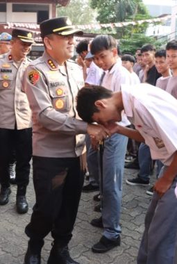 Polres Metro Jakarta Barat Gelar Police Goes To School, Ajak Pelajar Jauhi Tawuran dan Narkoba