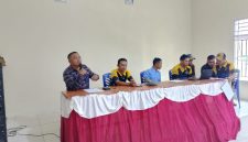 Kepala Kampung (Kakam) Bandarsari, Kecamatan Way Tuba, Kabupaten Way Kanan, Tarwani, memberikan penjelasan penting terkait penghapusan otomatis 38 nama Keluarga Penerima Manfaat (KPM) Bantuan Pangan Non Tunai (BPNT). Penghapusan ini dilakukan oleh pemerintah pusat karena terindikasi kuat terlibat dalam aktivitas judi online (judol)