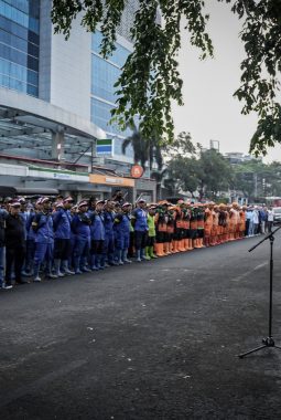 Pemkot Jakbar dan TNI-Polri Kerja Bakti Bersihkan Bantaran Kali BKB