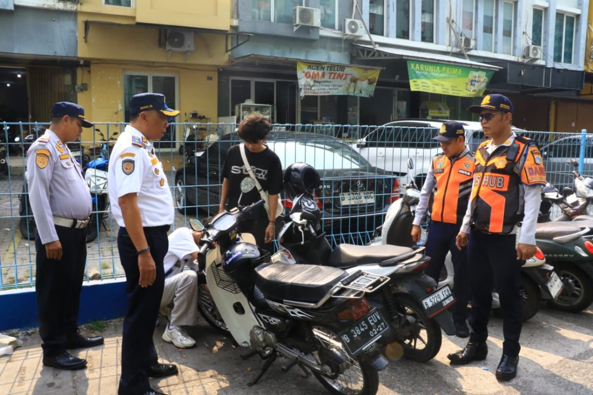 Penertiban Parkir Liar di Kawasan City Park Cengkareng, Jakarta Barat (Dok.Istw)