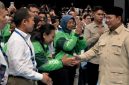Presiden Prabowo Subianto menyapa para pengguna kendaraan listrik saat Peluncuran Motor Listrik Nasional (MoLiNas) beserta ekosistem pendukung oleh Presiden Prabowo Subianto di Fasilitas Produksi ALVA, Cikarang, Kabupaten Bekasi, Provinsi Jawa Barat, pada Kamis, 13 Agustus 2026. (Dok.Istimewa)