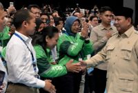 Presiden Prabowo Subianto menyapa para pengguna kendaraan listrik saat Peluncuran Motor Listrik Nasional (MoLiNas) beserta ekosistem pendukung oleh Presiden Prabowo Subianto di Fasilitas Produksi ALVA, Cikarang, Kabupaten Bekasi, Provinsi Jawa Barat, pada Kamis, 13 Agustus 2026. (Dok.Istimewa)