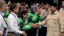 Presiden Prabowo Subianto menyapa para pengguna kendaraan listrik saat Peluncuran Motor Listrik Nasional (MoLiNas) beserta ekosistem pendukung oleh Presiden Prabowo Subianto di Fasilitas Produksi ALVA, Cikarang, Kabupaten Bekasi, Provinsi Jawa Barat, pada Kamis, 13 Agustus 2026. (Dok.Istimewa)