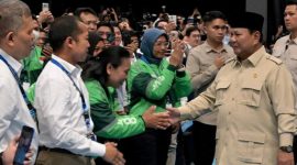 Presiden Prabowo Subianto menyapa para pengguna kendaraan listrik saat Peluncuran Motor Listrik Nasional (MoLiNas) beserta ekosistem pendukung oleh Presiden Prabowo Subianto di Fasilitas Produksi ALVA, Cikarang, Kabupaten Bekasi, Provinsi Jawa Barat, pada Kamis, 13 Agustus 2026. (Dok.Istimewa)