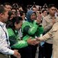 Presiden Prabowo Subianto menyapa para pengguna kendaraan listrik saat Peluncuran Motor Listrik Nasional (MoLiNas) beserta ekosistem pendukung oleh Presiden Prabowo Subianto di Fasilitas Produksi ALVA, Cikarang, Kabupaten Bekasi, Provinsi Jawa Barat, pada Kamis, 13 Agustus 2026. (Dok.Istimewa)