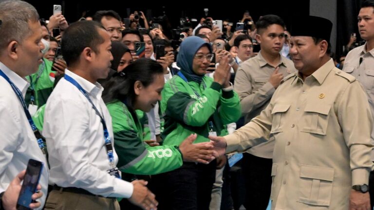 Presiden Prabowo Subianto menyapa para pengguna kendaraan listrik saat Peluncuran Motor Listrik Nasional (MoLiNas) beserta ekosistem pendukung oleh Presiden Prabowo Subianto di Fasilitas Produksi ALVA, Cikarang, Kabupaten Bekasi, Provinsi Jawa Barat, pada Kamis, 13 Agustus 2026. (Dok.Istimewa)
