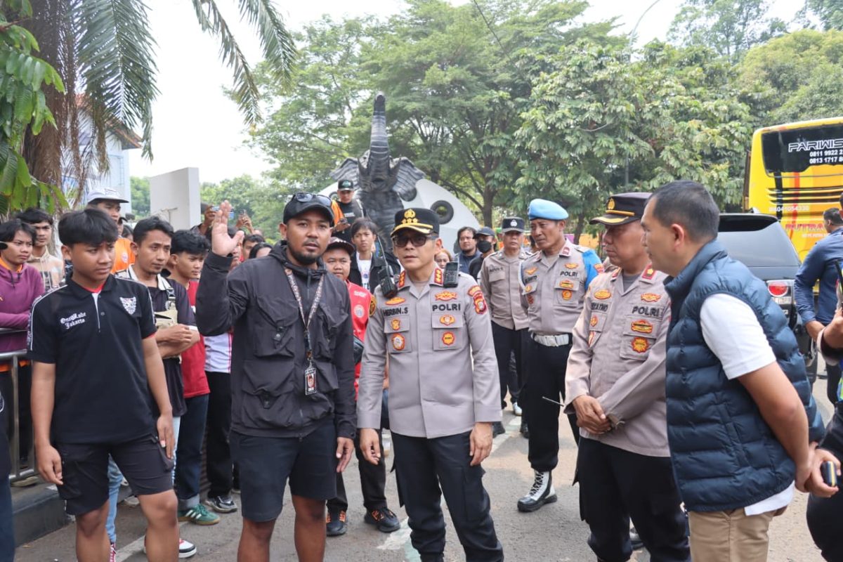 Polres Metro Tangerang Kota memperketat pengamanan di sejumlah titik wilayah Kota Tangerang untuk mengantisipasi pergerakan suporter Persija Jakarta dan Persib Bandung menuju Stadion Utama Gelora Bung Karno