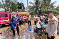 Sebanyak 3.000 liter air bersih disalurkan Polsek Pakuhaji bersama Kecamatan Pakuhaji kepada sekitar 200 kepala keluarga (KK) di Kampung Pintu Air, Desa Kohod, Kecamatan Pakuhaji, Kabupaten Tangerang

