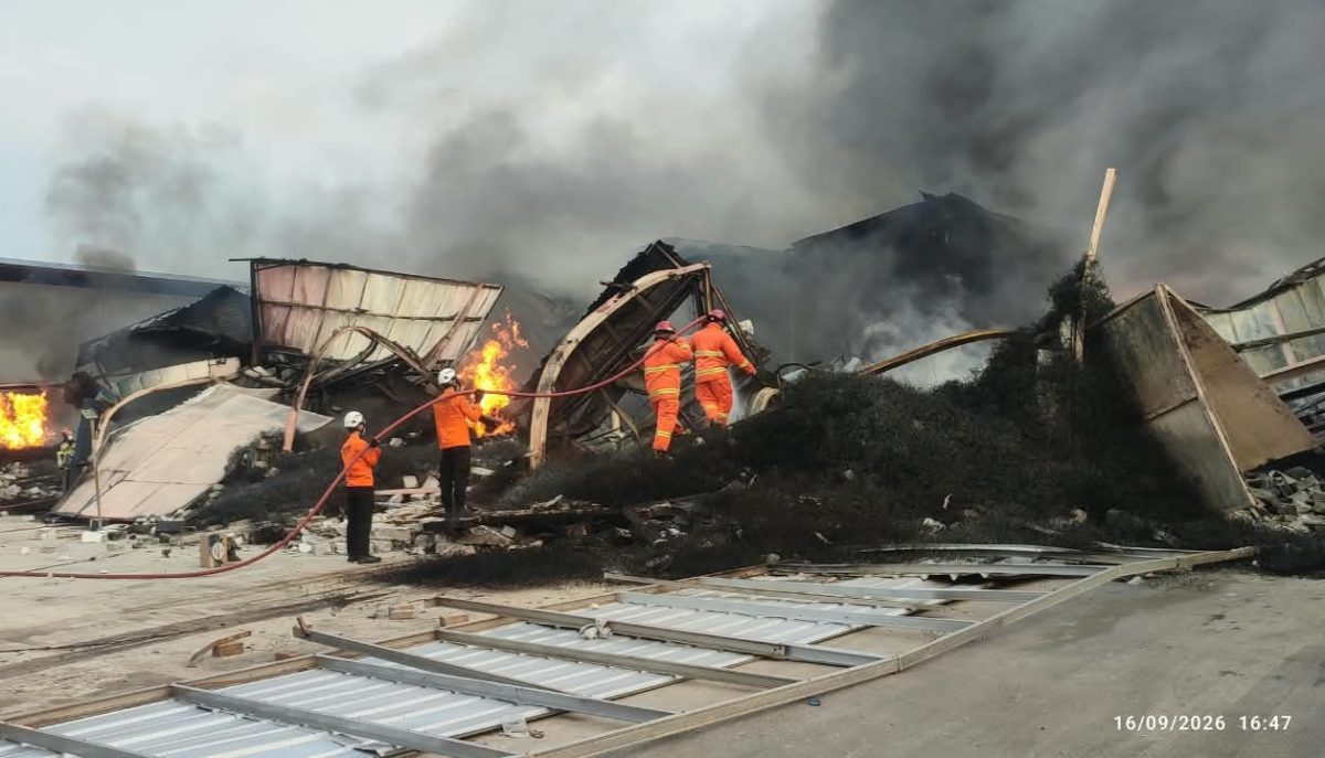 Gudang Kasur Busah di kawasan Kosambi Permai, Kabupaten Tangerang, terbakar pada Rabu